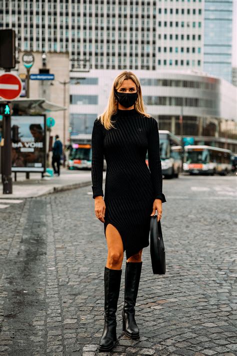 vestido con botas negras.